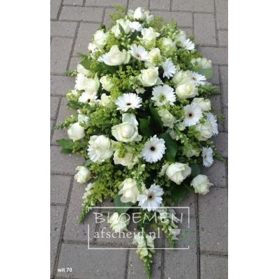 Rouwarrangement in langwerpige vorm van witte rozen